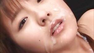 Une porn film italien brune aux beaux seins fait un massage du pénis à un mec.